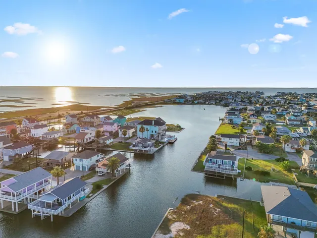 $375,000 | 16530 Lewis Scot Road, Jamaica Beach, TX 77554