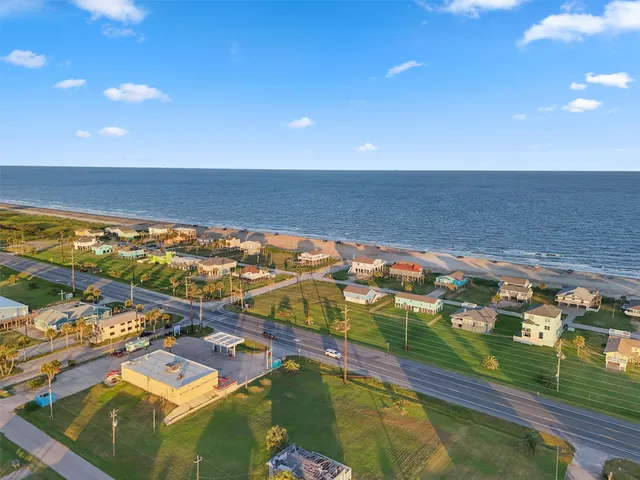 $375,000 | 16530 Lewis Scot Road, Jamaica Beach, TX 77554