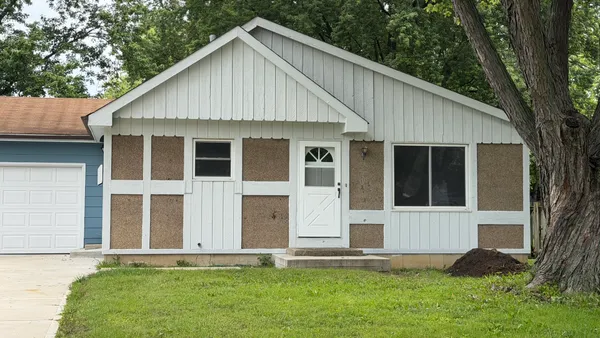 $357,900 | 1900 Longmeadow Drive, Lindenhurst, IL 60046