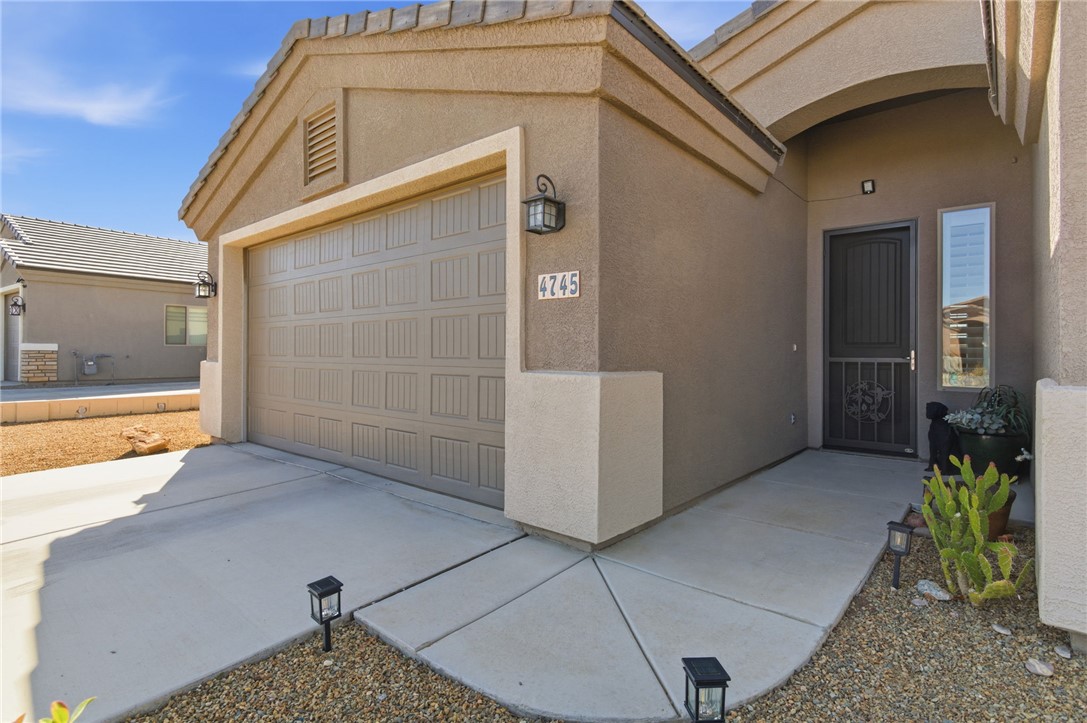 4745 East Old W Road Kingman, AZ 86401 - Photo 5 of 37 Garage with driveway