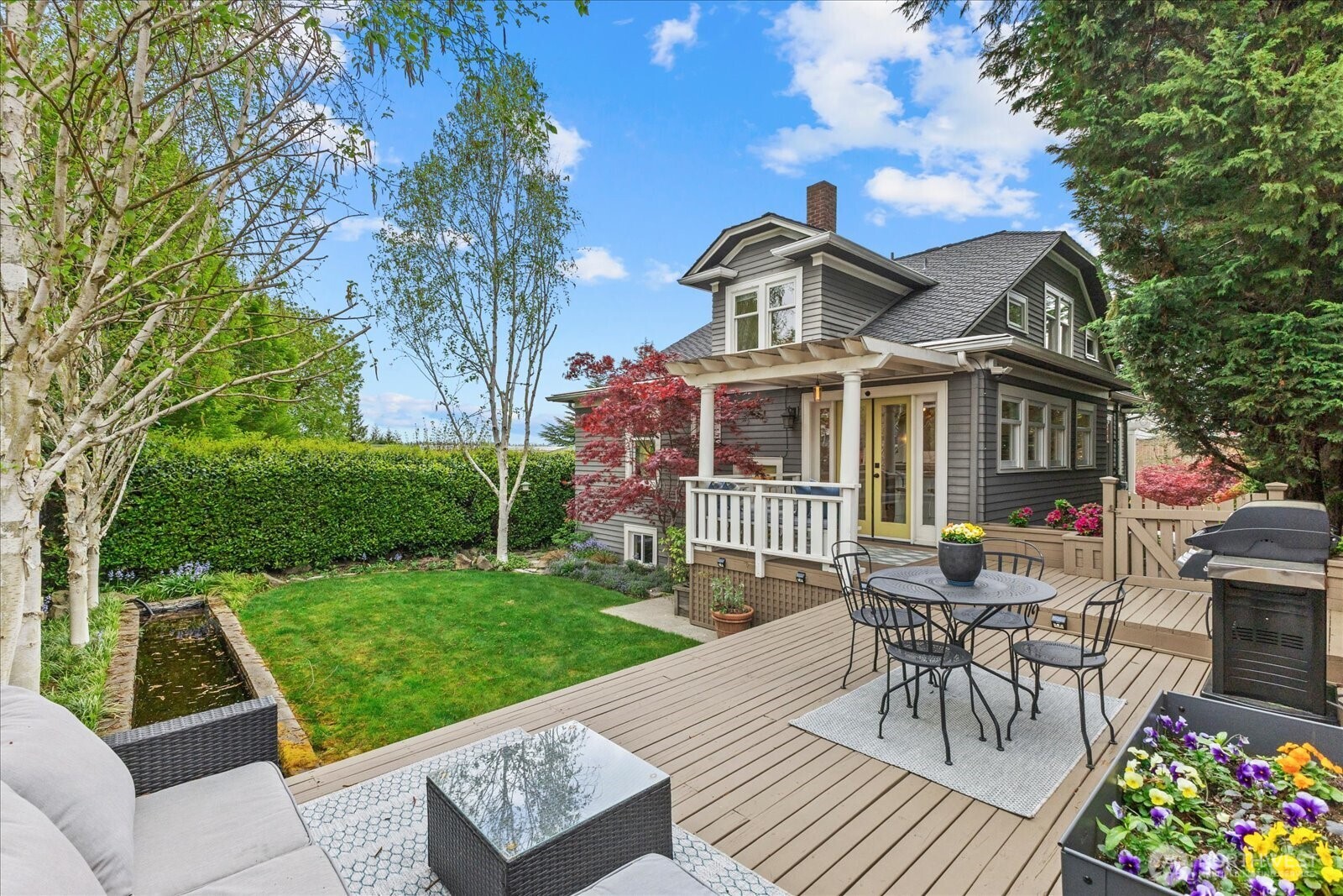2407 11th Avenue East Seattle, WA 98102 - Photo 2 of 39