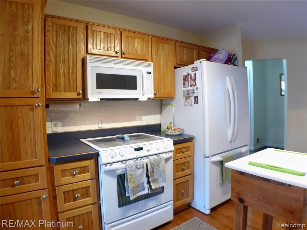 922 Ridge Court, Unit 130 Brighton, MI 48116 - Photo 9 of 29 P1040691.JPG