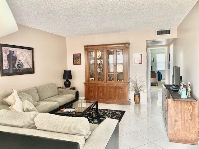 81 Preston F Boca Raton, FL 33434 - Photo 6 of 41 Living Room