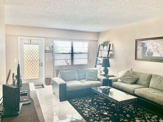 81 Preston F Boca Raton, FL 33434 - Photo 7 of 41 Living Room