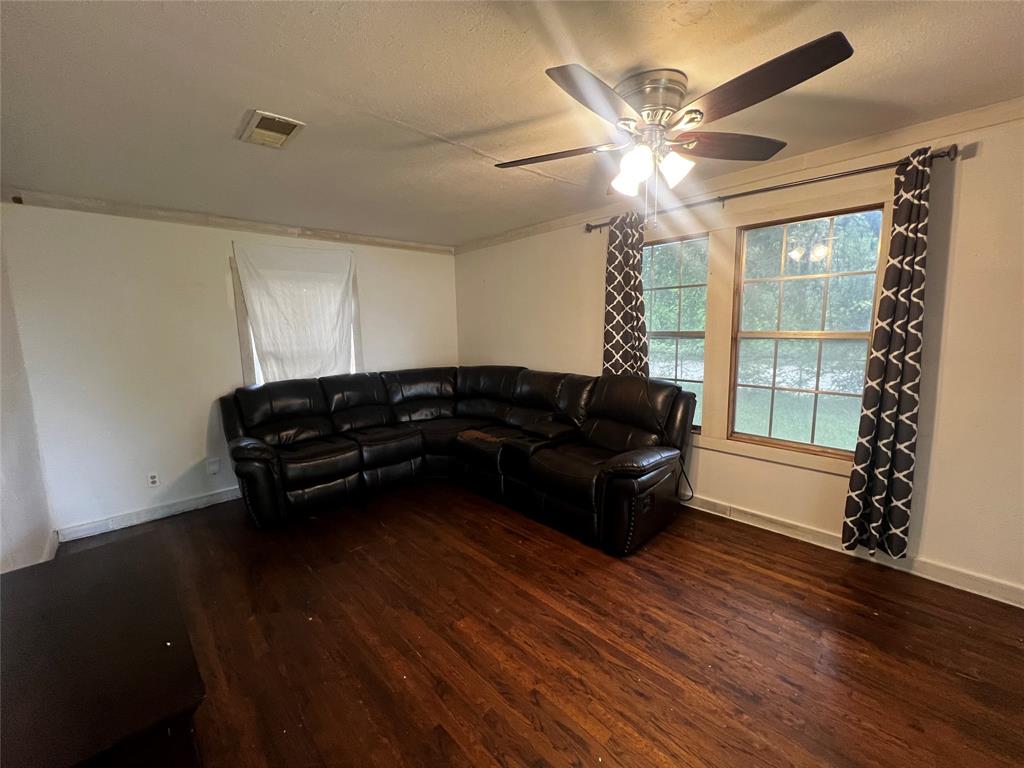 319 Ridgecrest Court Azle, TX 76020 - Photo 5 of 11