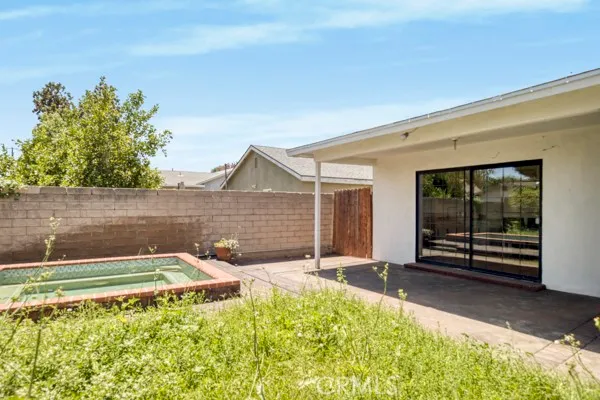 a view of a house with a backyard