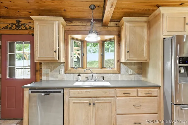 $1,250,000 | 14616 Deer Run Road, Henley, MO 65040