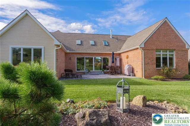 $975,000 | 2560 Gracie Lone, Lower Macungie Township, PA 18062