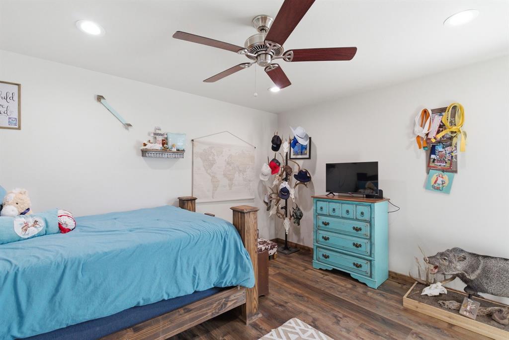 187 County Road 4195 Decatur, TX 76234 - Photo 26 of 40 a bedroom with a bed and a tv