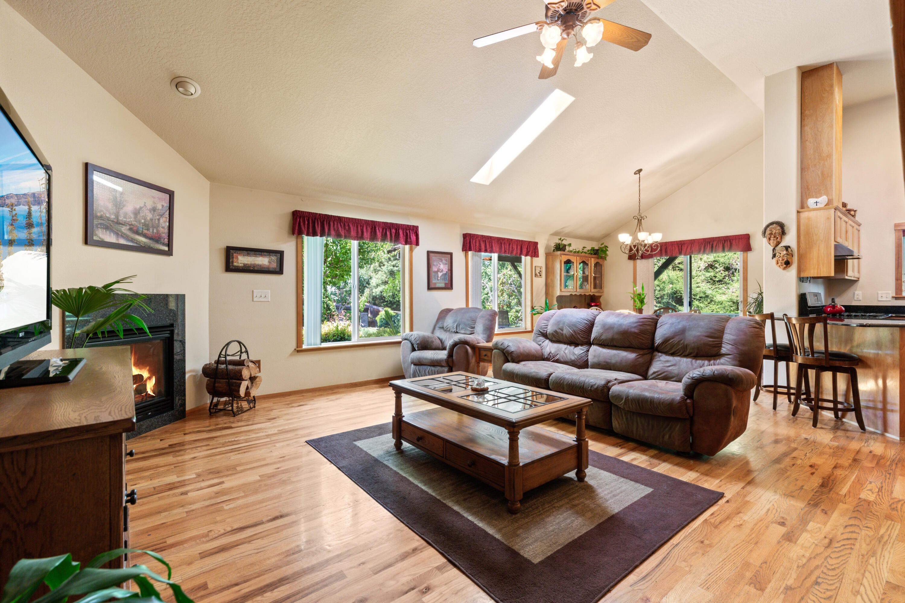 104 East Rapp Road Talent, OR 97540 - Photo 5 of 43 _AP_7092