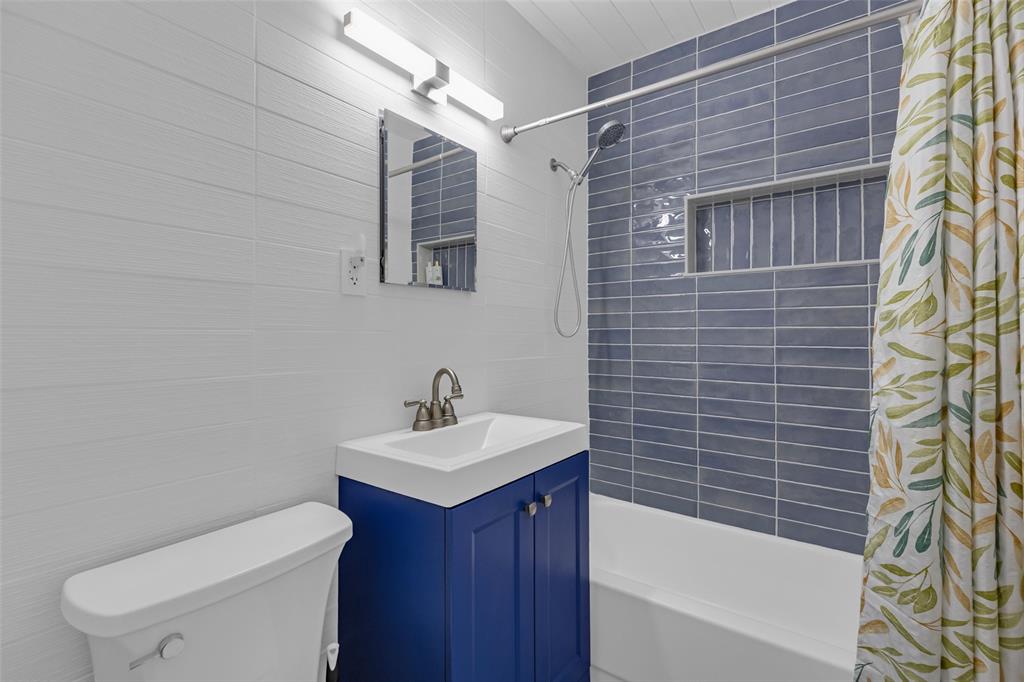 3194 Taft Street Hollywood, FL 33021 - Photo 30 of 48 a bathroom with a toilet a sink and bathtub