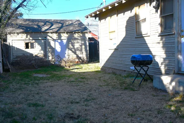 a view of a yard in front of house
