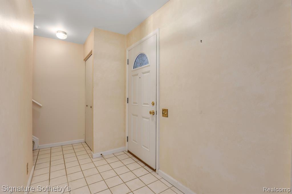 915 Cook Road Grosse Pointe Woods, MI 48236 - Photo 6 of 38