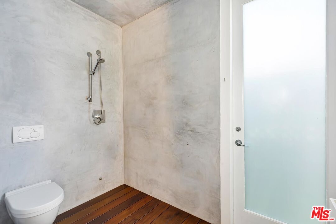 705 Sunset Avenue, Unit 1/2 Venice, CA 90291 - Photo 8 of 16 a bathroom with a toilet and a shower