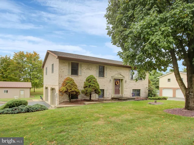 a view of a house with backyard