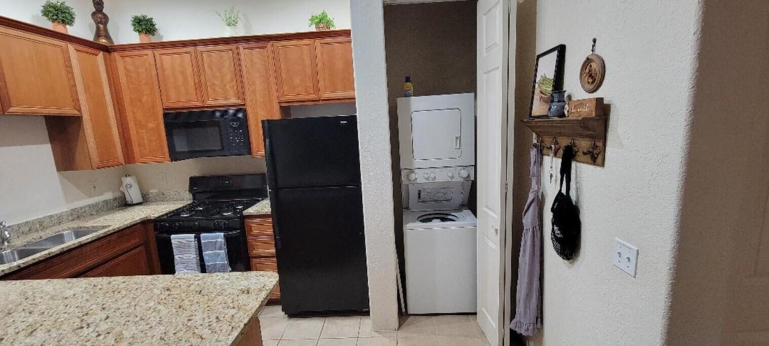 50680 Santa Rosa Plaza, Unit 4 La Quinta, CA 92253 - Photo 6 of 16 Kitchen Laundry