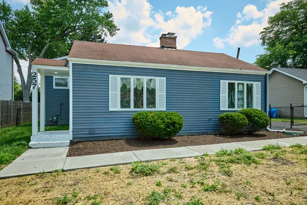a view of a house with backyard and garden