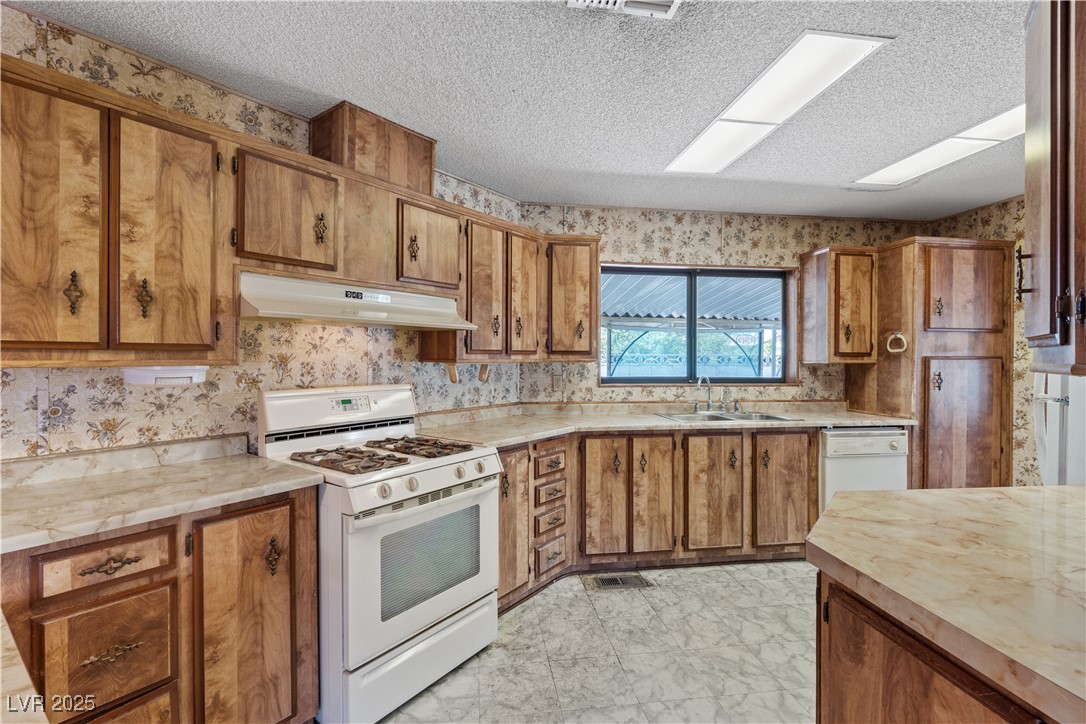 5563 Petaca Road Las Vegas, NV 89122 - Photo 4 of 27