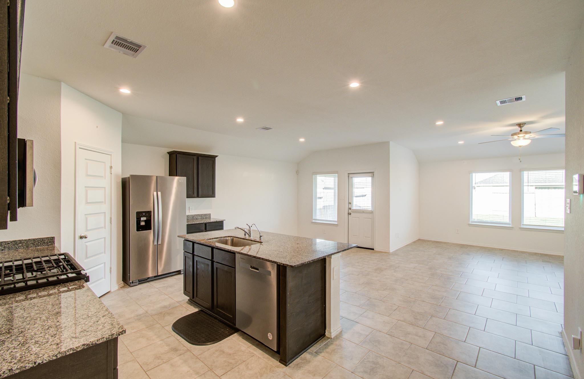 7527 Cynomys Court Rosharon, TX 77583 - Photo 12 of 29 Kitchen