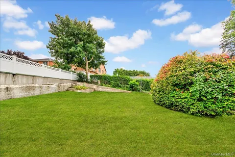 a view of yard with green space