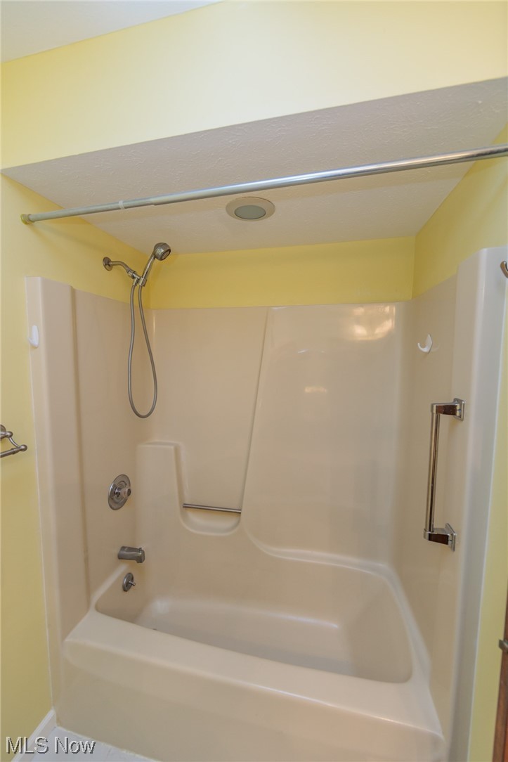 36085 Bainbridge Road Solon, OH 44139 - Photo 20 of 35 Bathroom featuring shower / tub combination
