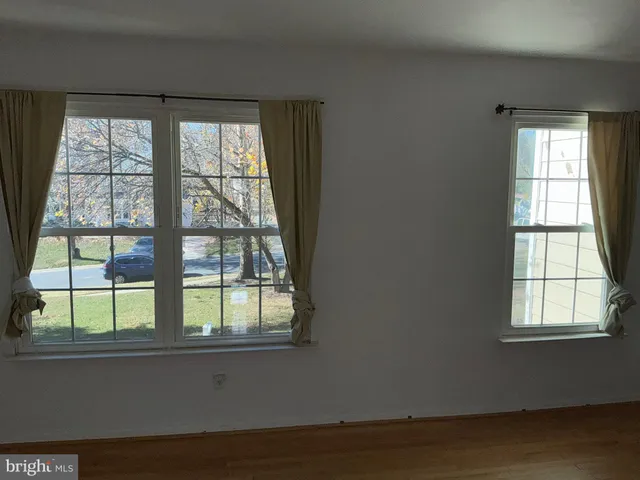 a view of empty room with window