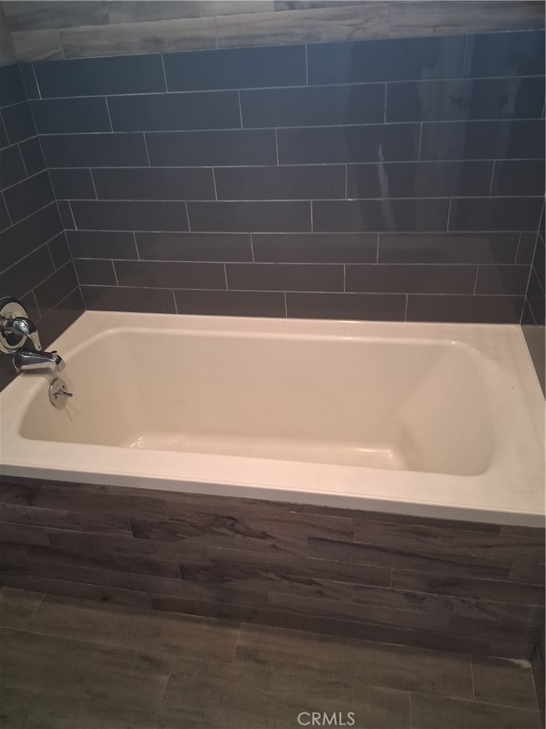 1040 Cedar Avenue, Unit 6 Long Beach, CA 90813 - Photo 11 of 17 a bathroom with a bathtub