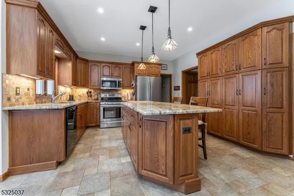 $799,900 | 73 Old Mountain Road, Lebanon, NJ 08833