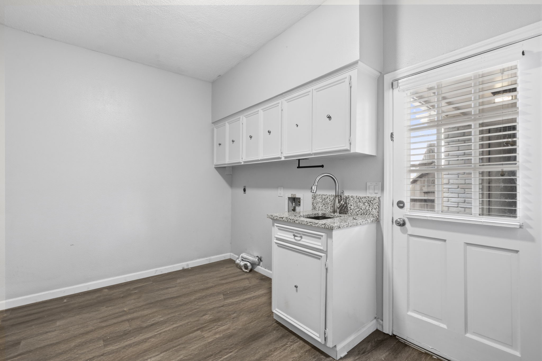 18326 Lake Oaks Drive Spring, TX 77388 - Photo 18 of 37 Laundry room with sink!!