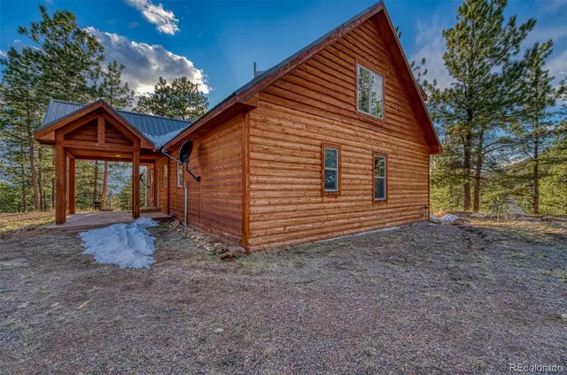 a view of backyard of the house