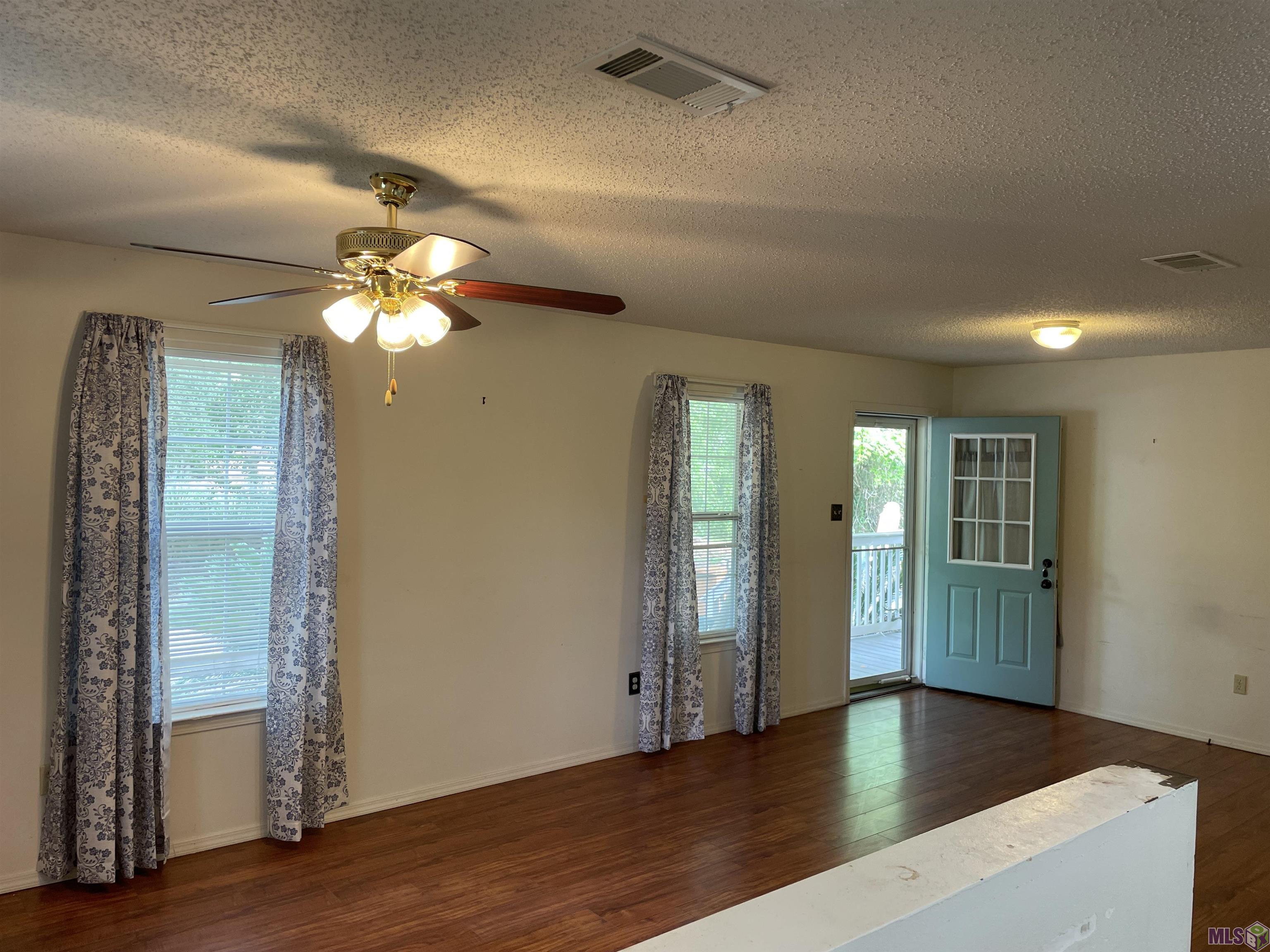 1934 West Worthy Road Gonzales, LA 70737 - Photo 3 of 14 livingroom