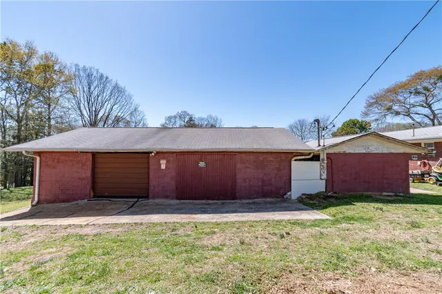 a view of a house with a yard