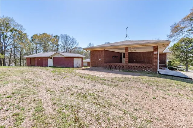 a view of a yard with a tree
