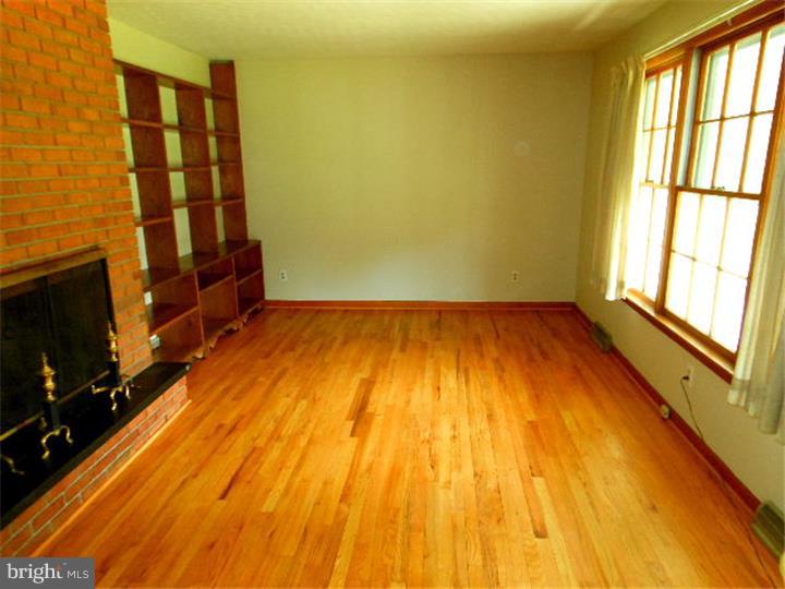 1243 South Spring Road Vineland, NJ 08361 - Photo 3 of 19 Living Room