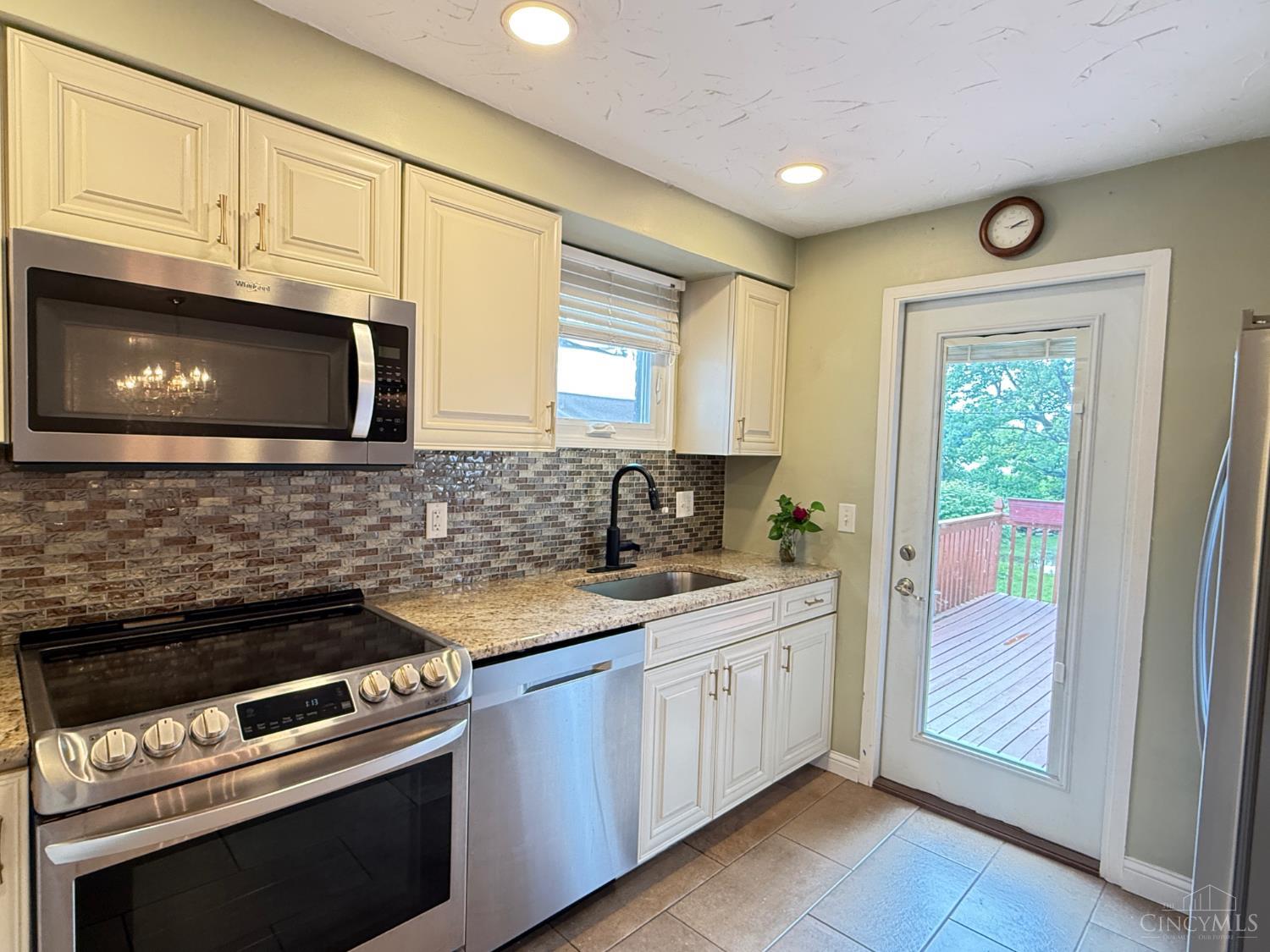 53 Hadley Road Greenhills, OH 45218 - Photo 6 of 28