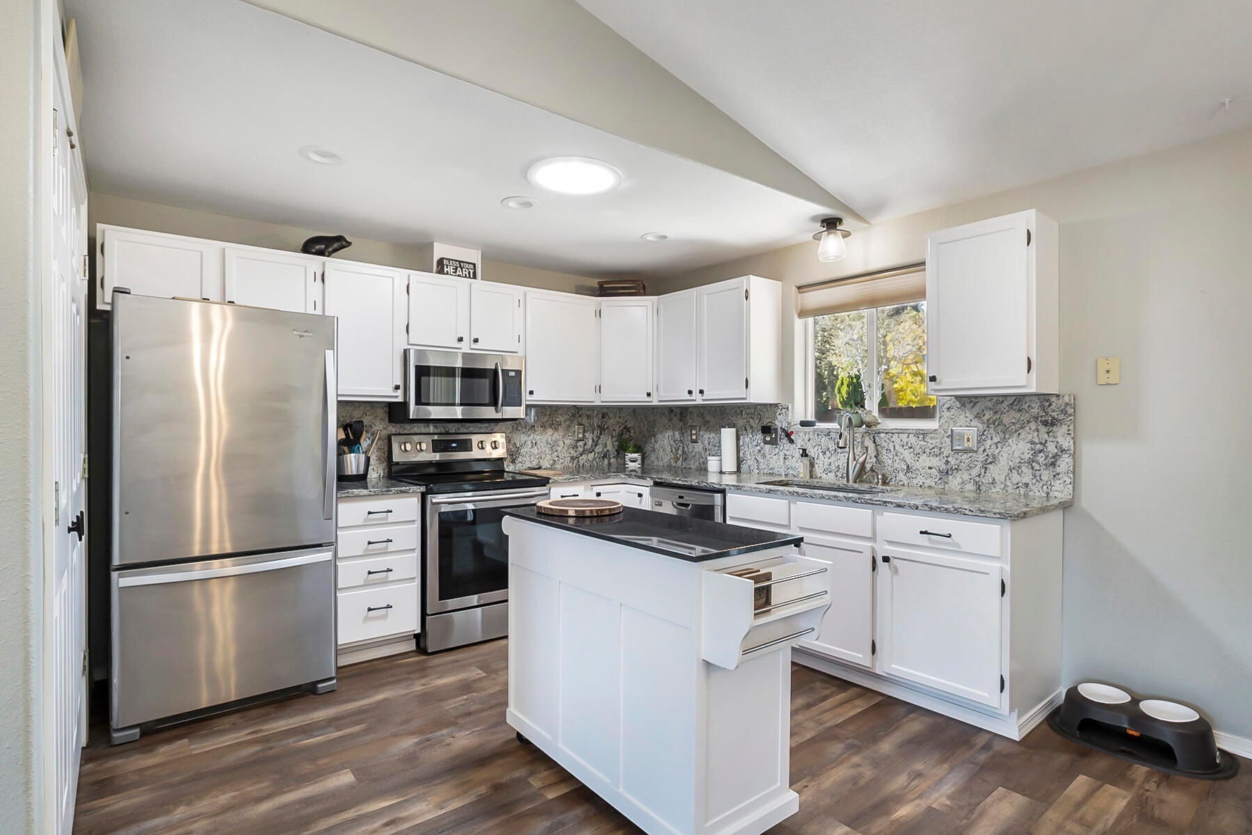 2271 Southwest 33rd Street Redmond, OR 97756 - Photo 11 of 31 JH5_4118