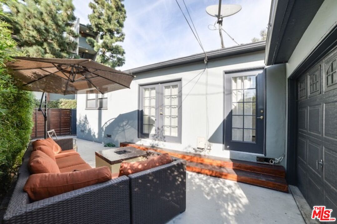 218 Venice Way Venice, CA 90291 - Photo 16 of 17 a outdoor space with patio lots of furniture