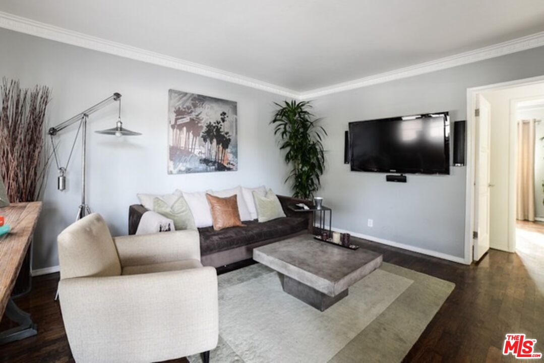 218 Venice Way Venice, CA 90291 - Photo 2 of 17 a living room with furniture and a flat screen tv