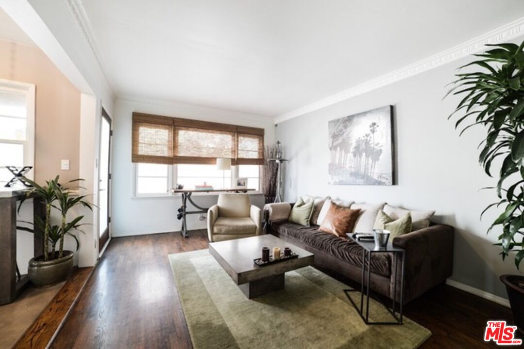 218 Venice Way Venice, CA 90291 - Photo 3 of 17 a living room with furniture and a window