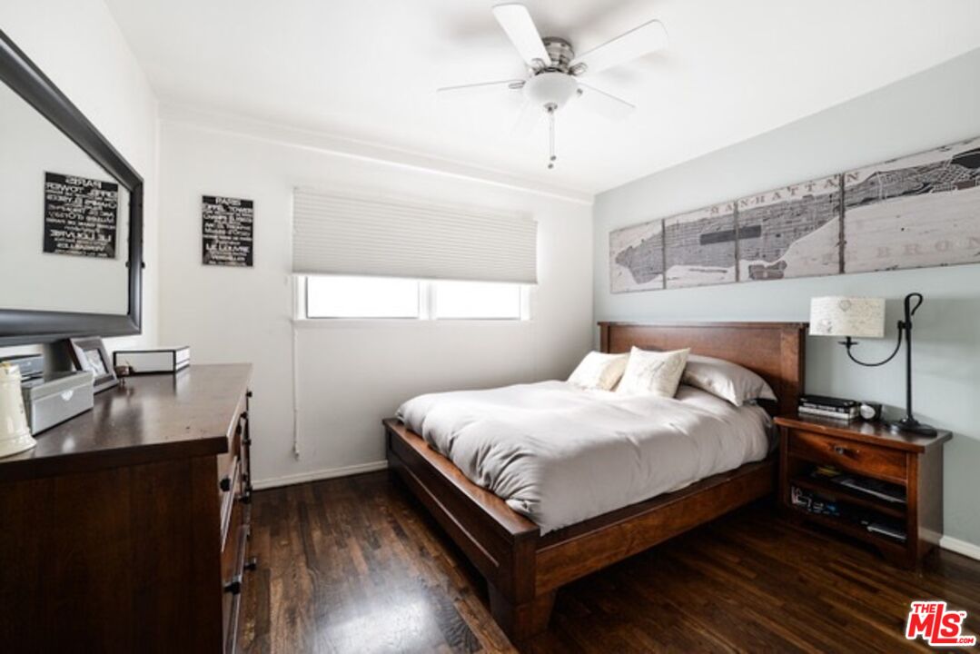 218 Venice Way Venice, CA 90291 - Photo 4 of 17 a bedroom with a bed and a desk