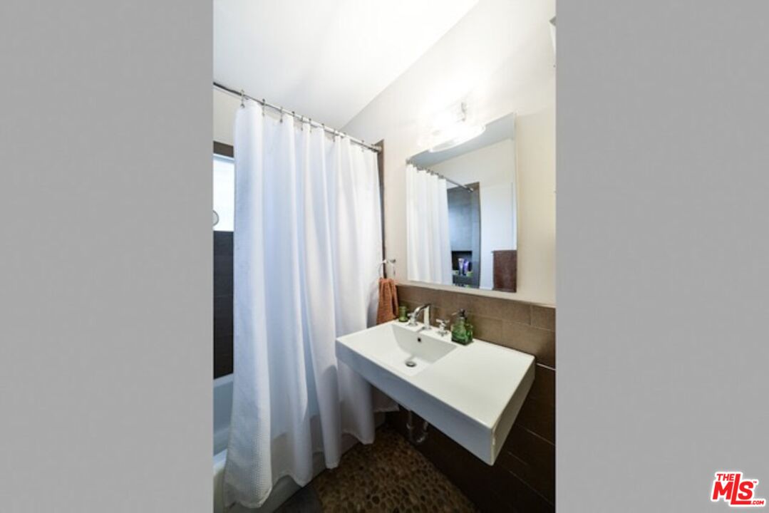 218 Venice Way Venice, CA 90291 - Photo 5 of 17 a bathroom with a sink a mirror and a toilet