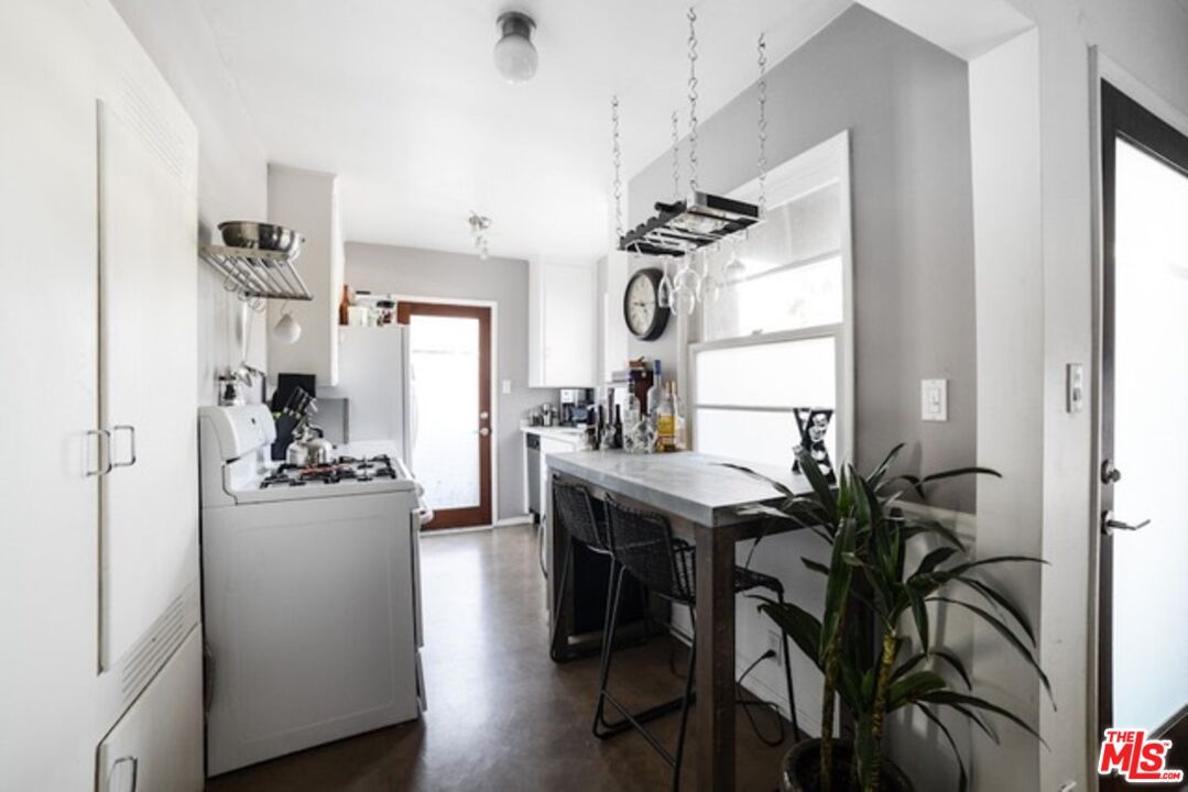 218 Venice Way Venice, CA 90291 - Photo 7 of 17 a view of a kitchen and dining room