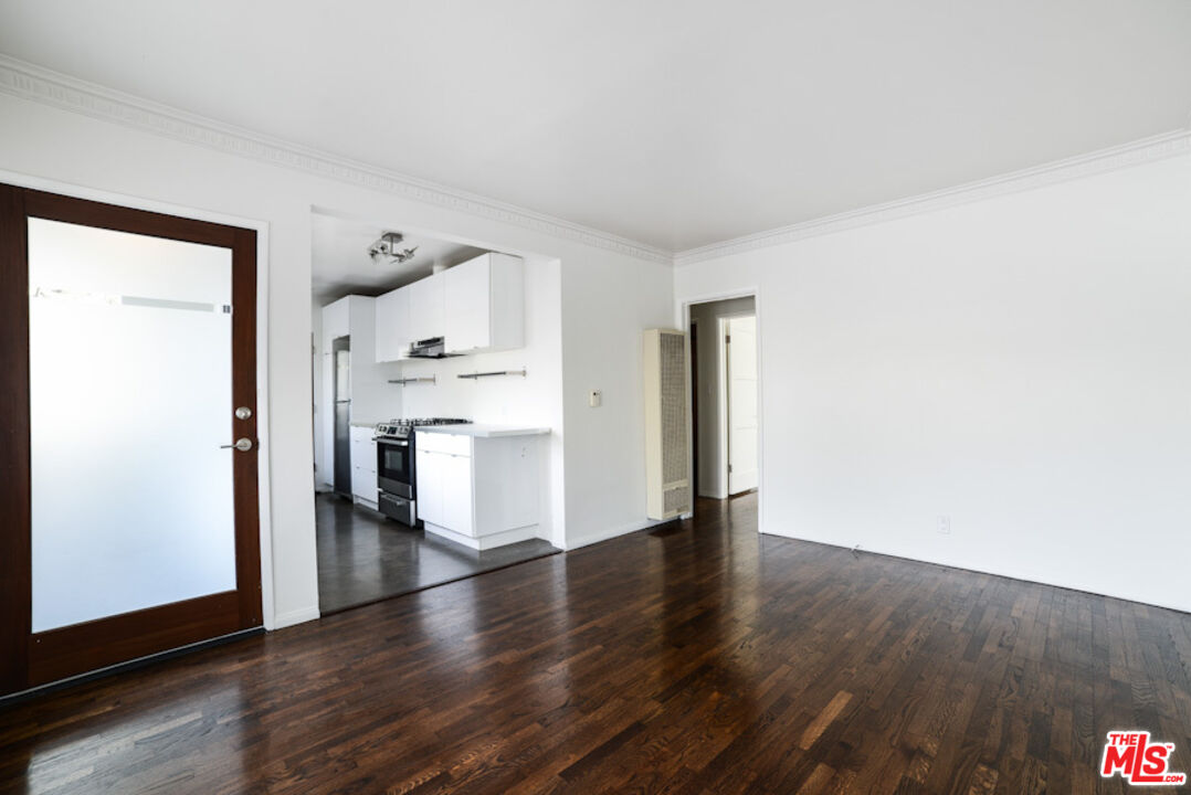 218 Venice Way Venice, CA 90291 - Photo 10 of 17 a view of empty room with wooden floor