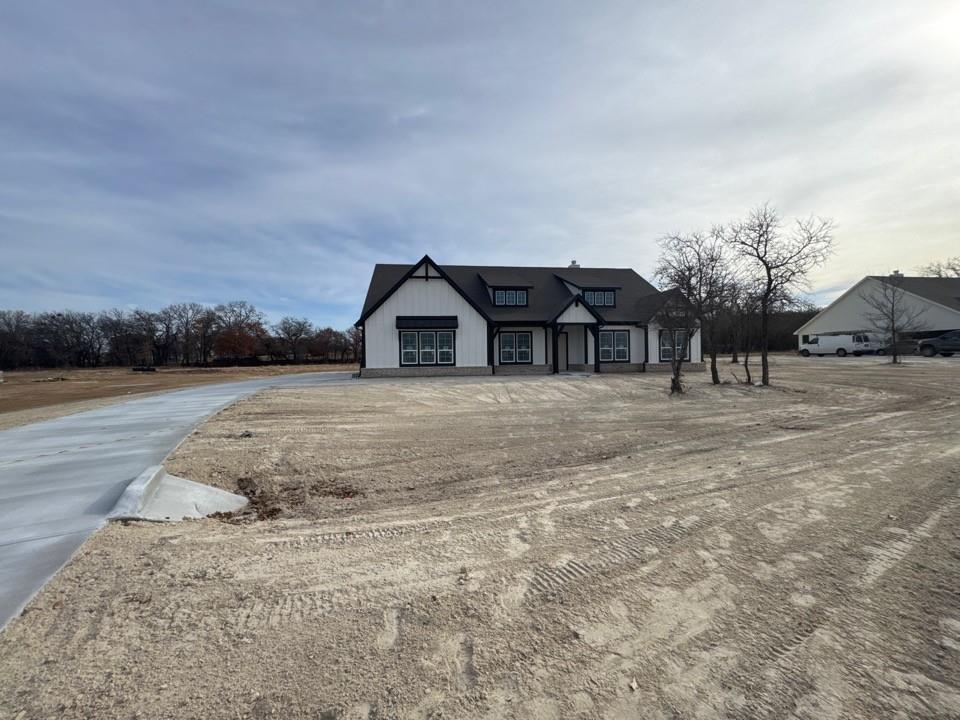 152 Oak Grv Way Springtown, TX 76082 - Photo 3 of 10 View of front facade with driveway