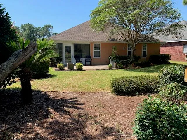 a view of a house with backyard and garden