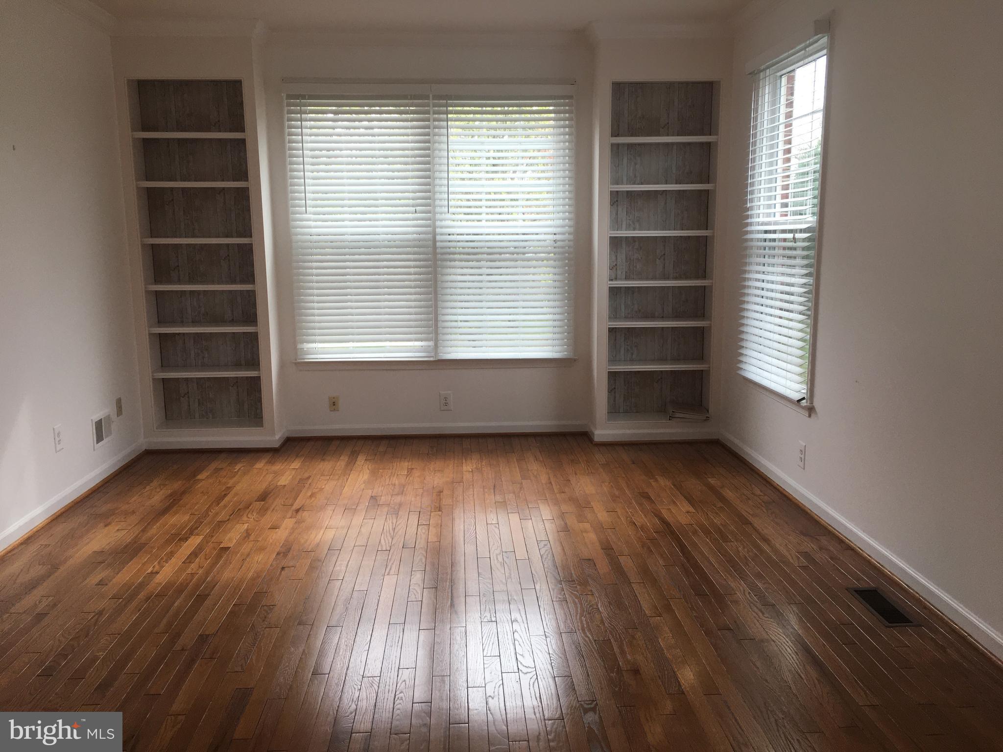 5430 Ashleigh Road Fairfax, VA 22030 - Photo 6 of 73 Library with built=ins