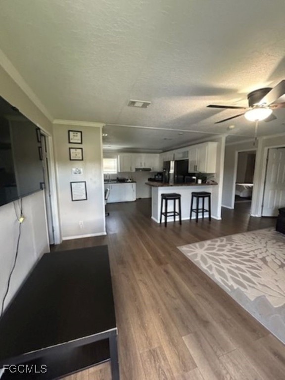 651 Hunting Club Avenue Clewiston, FL 33440 - Photo 5 of 9 a view of a livingroom with furniture and a flat screen tv