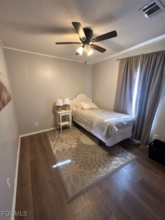 651 Hunting Club Avenue Clewiston, FL 33440 - Photo 7 of 9 a bedroom with a bed and a ceiling fan