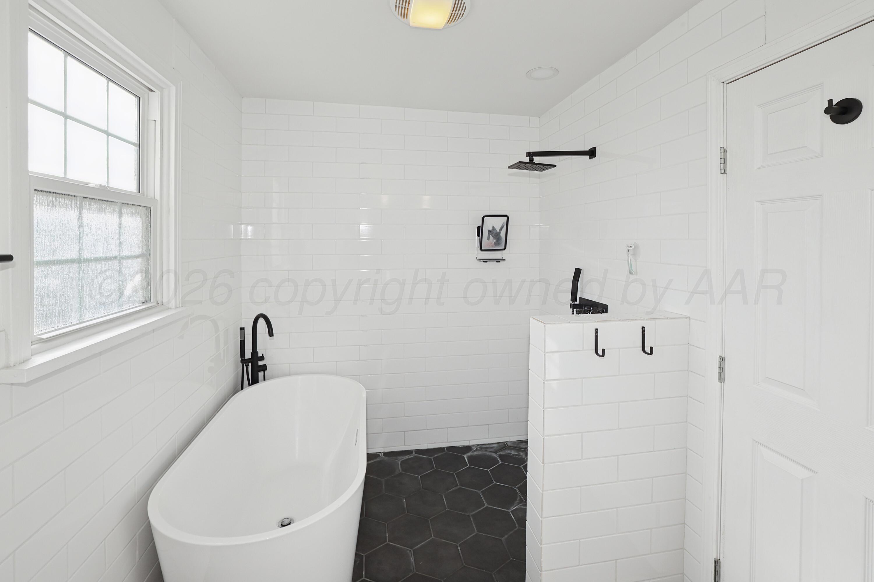 2102 South Hayden Street Amarillo, TX 79109 - Photo 22 of 37 23-Primary Bath Tub & Shower