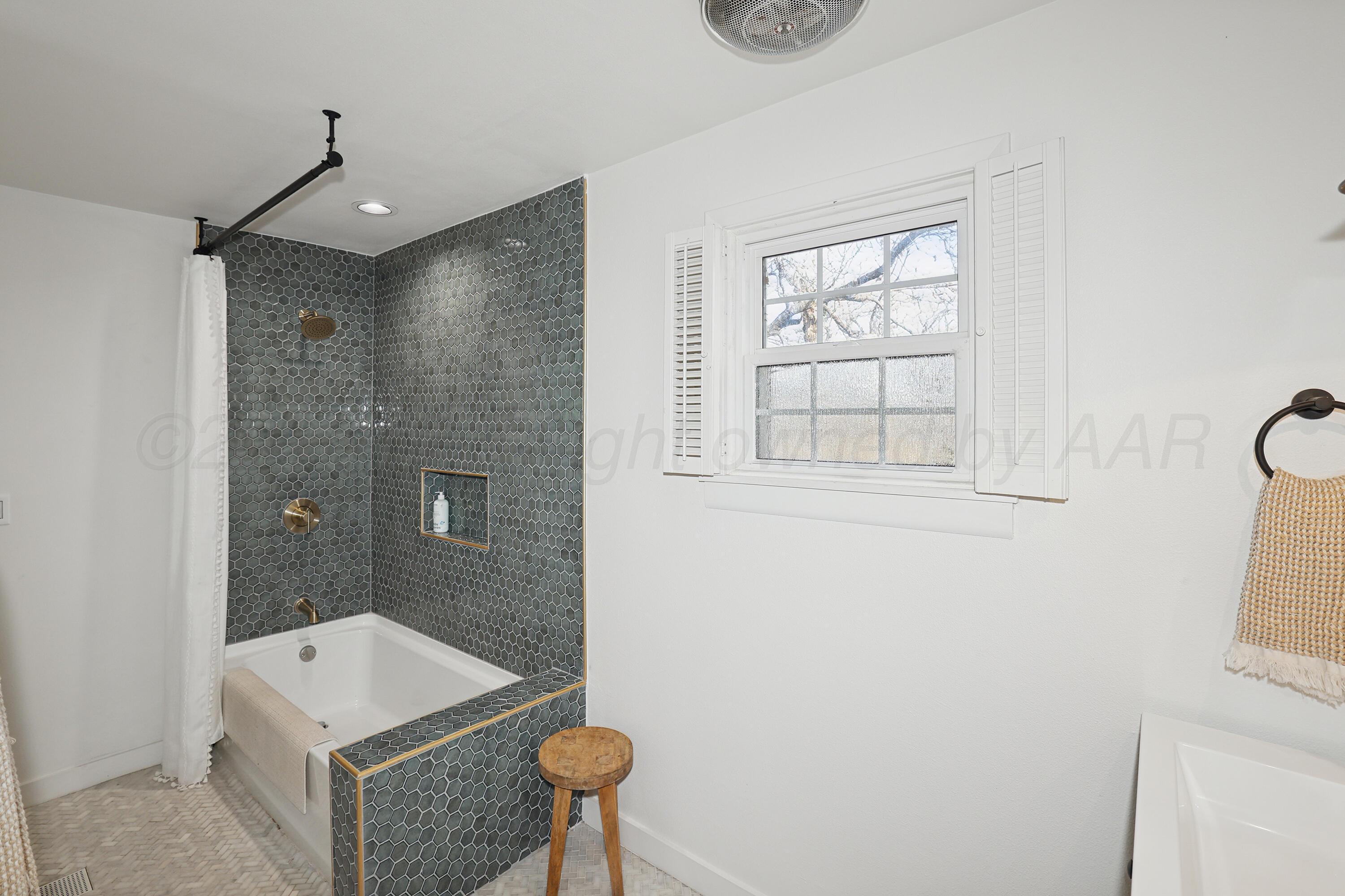 2102 South Hayden Street Amarillo, TX 79109 - Photo 27 of 37 30-Upstairs Bathroom